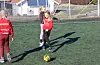 Martine Nilsen og dei andre barna verka godt kjent med fotballøvingane.