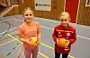 Søstrene Serine- og Guro Arianson Stople fekk prøve seg i handball.