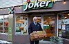Svein Krokedal ved Joker Vikedal køyrer 10-15 turar i veka til kundar som har bestilt varer. Det gjer han med glede. Foto: Grethe Hopland Ravn