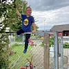 Sondre Selland (5 år) på veg heim frå barnehagen for aller siste gong. Eller så dei sa dei vaksne barnehagetilsette: Når du er blitt så stor at du klatrar over gjerdet, då er det på tide å begynne på skulen».Foto: Solvor N. Selland
