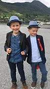 To tøffe karar! Markus (7) og Odin (5) Grønnestad-Lunde klar for å feira 17. mai i Ølensvåg Foto. Silja Grønnestad-Lunde