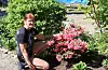 Ingrid Marie Dale har meldt seg på eit rhododendronprosjekt der målet er å finna ut korleis dei ulike typar planter trivst. Foto: Irene Mæland Haraldsen