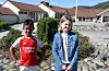 Blomsterbarna Aarib Ægir Khan (7) og Elina Kambe Johannson (10) frå Ølen. Foto: Irene Mæland Haraldsen