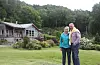Australske Jenny Campbell og ektemannen Rolf Magne Nordbø trivst godt på den praktfulle eigedommen på Bjoa.Foto: Irene Mæland Haraldsen