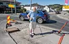 Nils Ramsvik er oppgitt over at Statens Vegvesen lar dette farlege krysset står urørt til over sommarferien. — Det er farlig, og det er ikkje noko pent for turistar å sjå, slår han fast.FOTO: TORSTEIN TYSVÆR NYMOEN