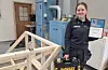 Linda Eike med diplomet som viser at jo er beste tømrarelev i Rogaland.Foto: Privat