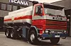Tankbil frå 1982 som jamt og trutt leverte drivstoff til Knapphus Bensinstasjon, i regi av Vestenfjeldske Oljeselskap. NOR. Foto: Norsk Scania