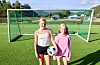 Rakel Helle Tendal (t.v.) og Mina Langhelle Åsheim gledar seg over at Skånevik har fått ein kunstgrasbane. FOTO: SVEIN-ERIK LARSEN