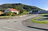 Eiabakken 4 er nærmaste nabo til Ølen brannstasjon som ligg i Vindafjord beredskapssenter (bak på bildet).FOTO: GOOGLE STREET VIEW