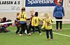 Inne i hallen spelte dei yngste trearfotball, alle var på ballen til ei kvar tid.