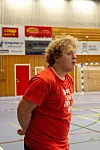 Trenar Øystein Wåge Øverland har lang fartstid på handballbanen. Han spelte på Ølen G18 då han gjekk på Haugesund toppidrettsgymnas, og seinare for danske Ikast då han gjekk på toppidrettskule i Danmark.