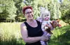 Gro Johannessen saman med barnebarnet, Amanda Johannessen (2). Dei ferierer for tida på ei av Vindafjord-hyttene til Fagforbundet Odda.