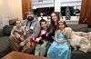 Gler seg til Grzegorz med vesle Liliane i fanget, Simon (7), Aneta og Hanna (4). Foto: Irene Mæland Haraldsen