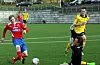 Rune Torstenbø vart toppskårar i Ølen. Her prøver han seg i kampen mot Vats 94/Skjoldar i april, men Eirik Selsaas reddar. Tore Berakvam føl spent med. Kampen enda 1-1. Arkivfoto: Magne Skålnes