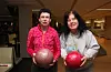 Gøril Gravelseter (t.v.) og Aminda Hardeland frå Etne likar å bowla og set pris på den årlege bowlingturen.Foto: Irene Mæland Haraldsen
