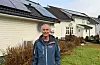 Sveinar Kringlebotten framfor garasjen han har utstyrt med solceller. Foto: Grethe Hopland Ravn