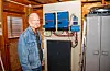 Arild Stenberg er storførnøgd med batteripakken har har fått installert, og som lagrar straumen han har produsert med solcellene han har på taket. Foto: Grethe Hopland Ravn