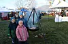 Sofie Eikeland (6), Sander Eikeland (6) og Heine Eikeland (9) frå Vats kosar seg på julemarknad. Foto: Irene Mæland Haralsen
