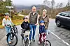 Håvard Tveit og Iselin Eidhammer Tveit er skeptiske til å la barna Yngvild (t.v.), Jens og Marie Tveit sykle til Vikebygd sentrum om det skal gå 60 lastebilar på Vikevegen kvar vekedag. FOTO: SVEIN-ERIK LARSEN