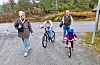 Iselin Eidhammer Tveit og Håvard Tveit bur slik til at Yngvild (t.v.) og Marie har eit stykke til vener, skule og fritisaktivitetar. FOTO: SVEIN-ERIK LARSEN